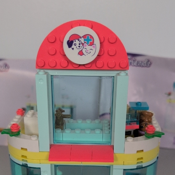 Lego Friends Pet Clinic Set # 41695 - Picture 4 of 8
